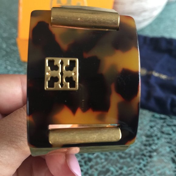 Tory Burch gold and tortoise shell cuff bracelet - Picture 2 of 7